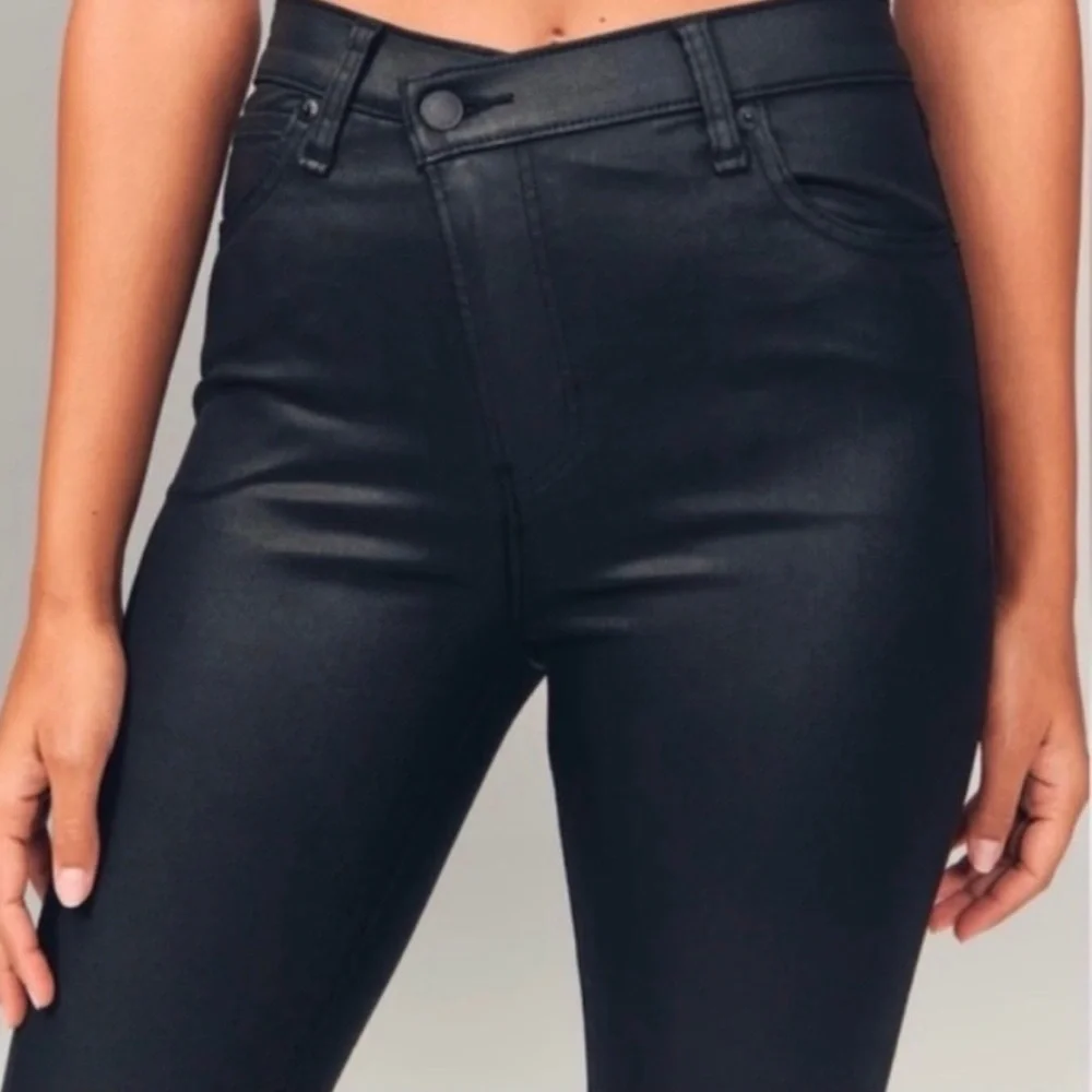 Abercrombie & Fitch sleek black